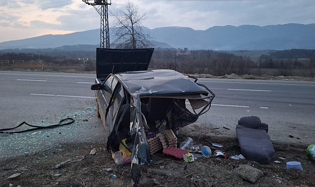 Mucize kurtuluş; ikiye bölünen otomobilden yara almadan kurtuldu