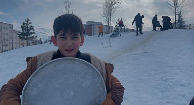 Muş'ta çocuklar, tepsi, leğen ve poşetle kaydı