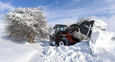 Muş'ta ekiplerin 3 metreyi bulan karla zorlu mücadelesi