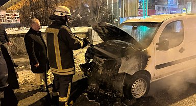 Muş'ta park halindeki araç alev aldı