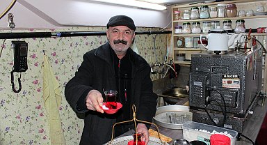 Müzik öğretmeni emeklilik sonrası baba mesleği çaycılığa başladı