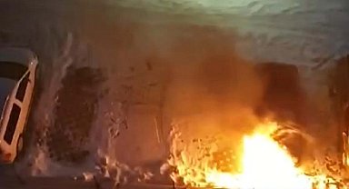 Nevşehir'de park halindeki otomobil yandı; o anlar kamerada