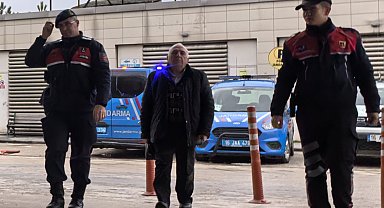 Oğluna tokat attığını iddia ettiği müdür yardımcısını darbetti