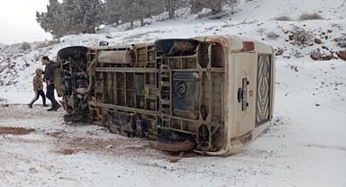 Öğrenci servisi karlı yolda devrildi; kaza anı kamerada