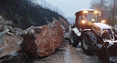 Ordu'da heyelan sonucu kapanan yol açıldı