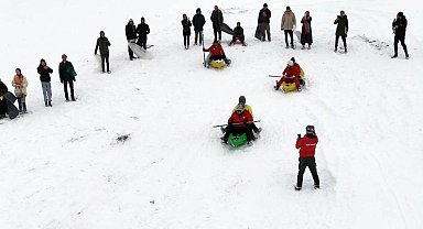 Ordu'da karda kanoyla kaydılar