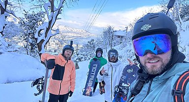 Ordu'da karla kaplı sokaklarda snowboard yaptılar