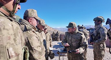 Orgeneral Bayraktaroğlu, Pençe Kaplan ve Pençe Kilit bölgelerinde incelemelerde bulundu