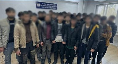 Otobüsteki gizli bölmeden 26 kaçak göçmen çıktı