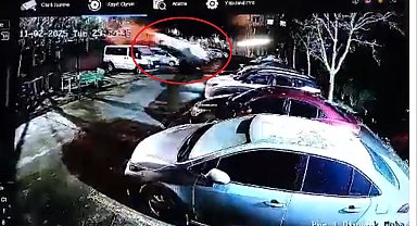 Otomobil, çocuk parkına uçtu; kaza kamerada