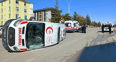 Otomobil ile ambulans çarpıştı: 6 yaralı