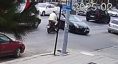 Otomobil ile çarpışan motosikletteki 2 kişi yaralandı; kaza kamerada