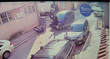Otomobil ile motosiklet çarpıştı; 2 yaralı, kaza kamerada