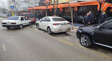 Otomobil, park halindeki 3 araca çarptı; 2 yaralı