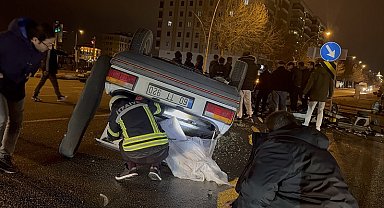 Otomobil, sinyalizasyon direğine çarpıp, ters döndü; 2 yaralı