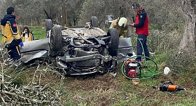 Otomobil tarlaya uçtu: 2 ölü