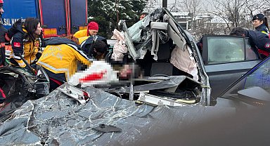 Otomobil, TIR'a çarptı; baba öldü, anne, çocuğu ve sürücü yaralandı