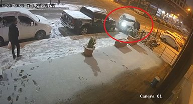 Otomobil, yaya ile kamyonete çarptı; o anlar kamerada