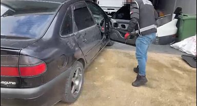 Otomobilde 19 ruhsatsız tabanca ele geçirildi