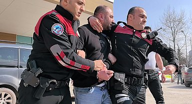 Otomobilinde sızan alkollü sürücü, polise direnip tehdit etti