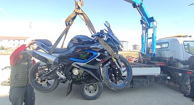 Otomobille çarpışan motosikletin sürücüsü yaralandı