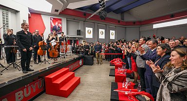 Özgür Özel, Manisa'da senfoni konserine katıldı