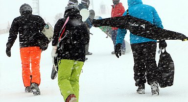 Palandöken'de kayağa 'tipi' engeli