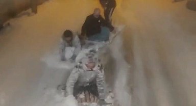 Paletten yaptıkları kızağı traktörün arkasına bağlayıp, kaydılar