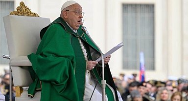 Papa, nefes almakta zorlanınca konuşmasını yardımcısı tamamladı