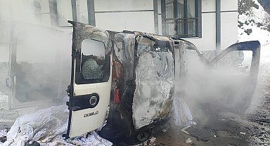 Park halindeki araç yandı