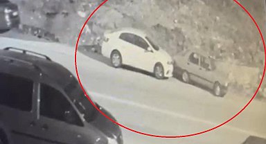 Park halindeki otomobil yokuş yukarı hareket edip, başka araca çarptı; o anlar kamerada