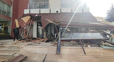 Park halindeyken hareket eden minibüs, dükkanın verandasını yıktı