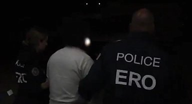 Pentagon, Guantanamo Körfezi'ne gönderilen düzensiz göçmenlerin görüntülerini paylaştı