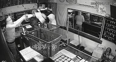 Plastik kasalarla gelip, kuyumcudan 1 milyon 200 bin lira değerinde ziynet eşyası çalmışlar