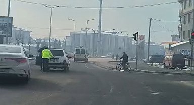 Polis, arızalanıp, trafiği aksatan aracı yol kenarına itti