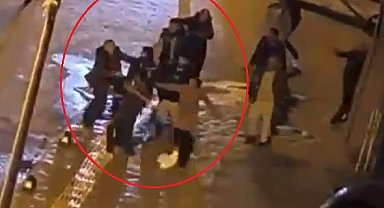 Polis, bıçaklı- sopalı kavgayı havaya ateş açarak sonlandırdı; 1'i polis, 2 yaralı