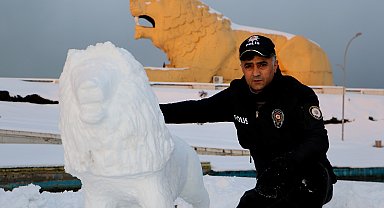 Polis memuru, 'kar'ı sanata dönüştürüyor