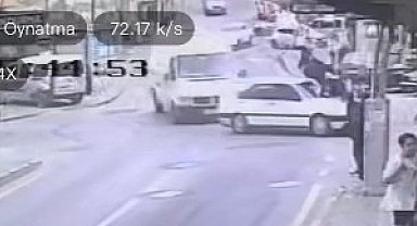 Polisten kaçan sürücü, otomobiliyle motosiklete çarptı; 3 yaralı