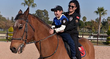 Poyraz Efe, resmini çizdiği, hayranı olduğu atlı polislerle buluştu