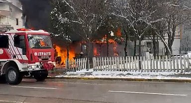 Prefabrik ev alev alev yandı