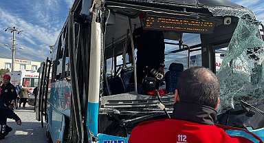 Rampa çıkarken geri kayan kum yüklü kamyon, otobüse çarptı: 11 yaralı