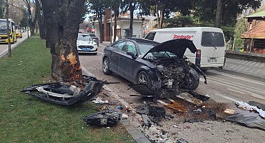 Refüjdeki ağaca çarpan otomobilin sürücüsü yaralandı