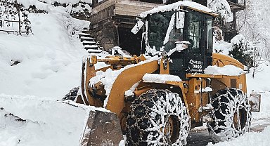 Rize'de 94 köy yolu kapalı; ambulans kara kaplandı