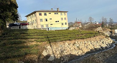 Rize'de bahçede ve beton zemininde çökmeler oluşan okulda eğitime ara