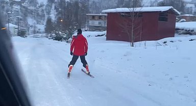 Rize'de market alışverişine kayakla gitti