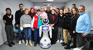 Robot 'Galaksi', sürücü kursunda eğitmenlik yapıyor