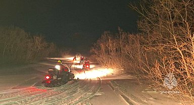 Rusya Acil Durumlar Bakanlığı, karda mahsur kalan bir kişiyi kurtardı