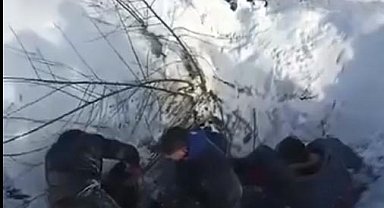 Şambrelle kayarken çukura uçtular