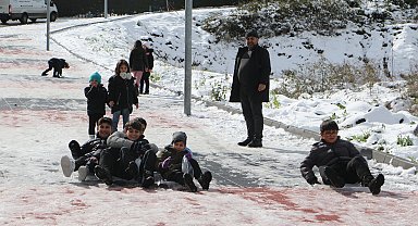Samsun'da çocuklar, tatili fırsata çevirdi; kar topu oynayıp, kardan adam yaptılar