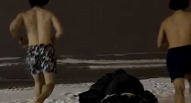 Samsun'da karlı havada denize girdiler